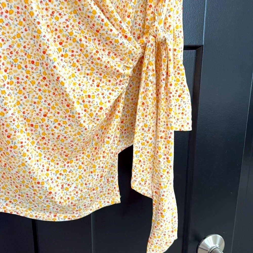 NWOT Lands' End Gold/Yellow Flutter Sleeve Wrap/Tie Blouse.Floral Design.Size 2X - Picture 2 of 10